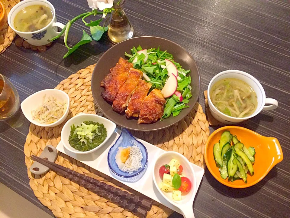 今夜は鶏肉カリカリニンニク醤油ソテー、もやしゆかり和え、トマトとチーズフレッシュバジルサラダ、めかぶ、しらす下ろし、中華スープ、塩レモン胡瓜漬けです。|かれんさん