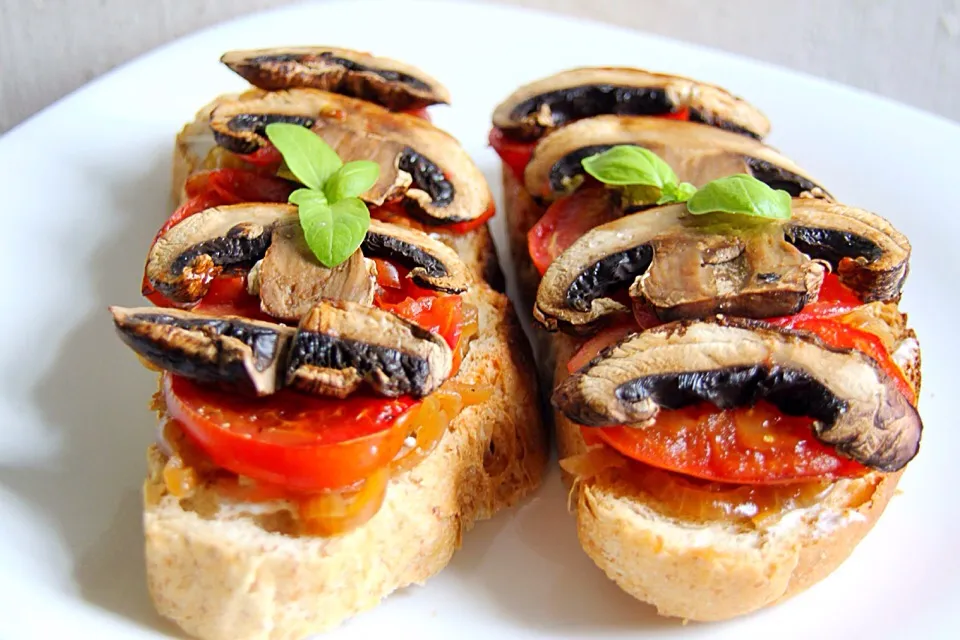 Mushroom & Tomato with Caramelized onion Toast|Misstyさん