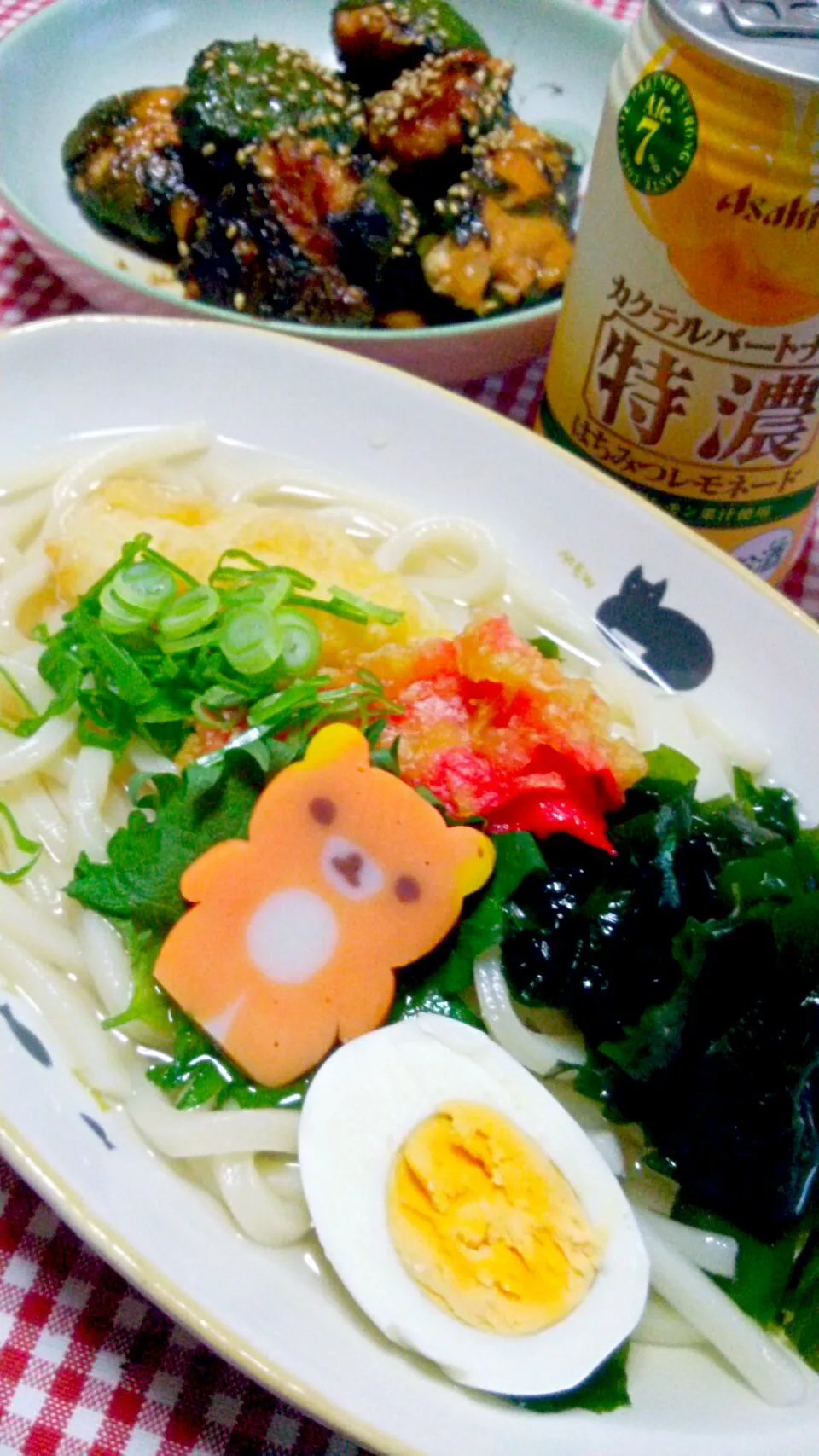 冷やしぶっかけうどん(いか天･紅生姜天･蒲鉾･わかめ･ゆで卵･大葉･青ねぎ)、鶏つくね(鶏胸肉･新玉葱･卵･大葉･白ごま)|まあるさん