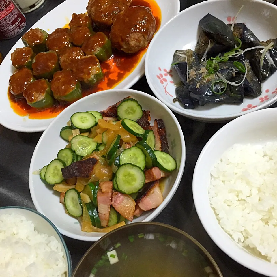 今日の晩ご飯は、ピーマンの肉詰めとハンバーグ、きゅうりとベーコンのサラダ酢の物、お惣菜のなすの煮浸し、味噌汁。|ゆえさん