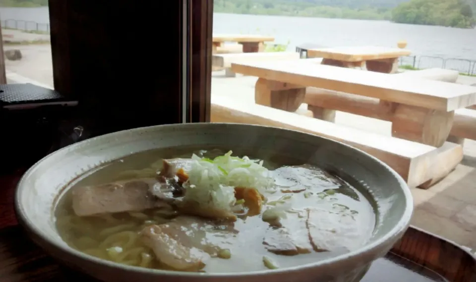 Snapdishの料理写真:桧原湖を見ながら、会津山塩ラーメン(*^^*)|ぎるママさん