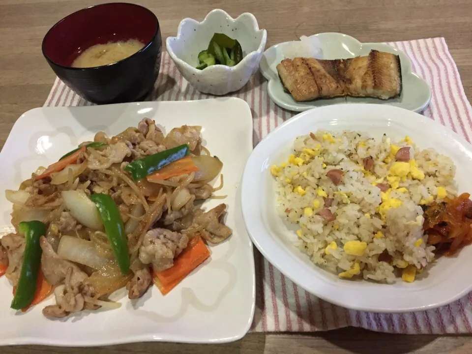 肉野菜炒め・ガーリック炒飯・ホッケ干物・キュウリとワカメのポン酢和え・エノキとタラの芽味噌汁|まーままさん