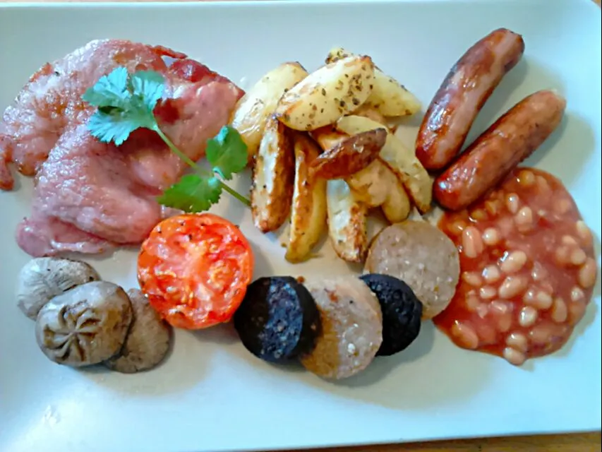 hard work day early dinner,  rashers, mushrooms, sausages, wedges, pudding, grilled tomato and baked beans|tessさん