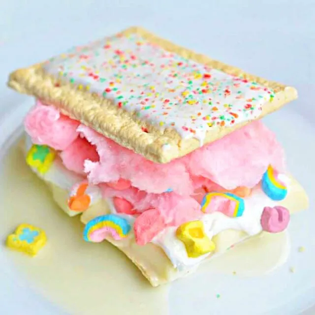 Snapdishの料理写真:pop tart smores with cotton candy and lucky charms綿菓子やラッキーチャームポップタルトsmores|CHUENCHAIさん