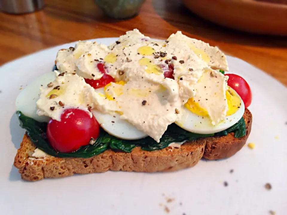 Spinach, Cherry tomatoes, Eggs and Hummus!|Safiraさん