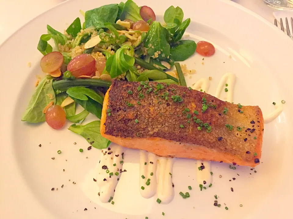 Ocean trout with almond and yoghurt salad|sgさん