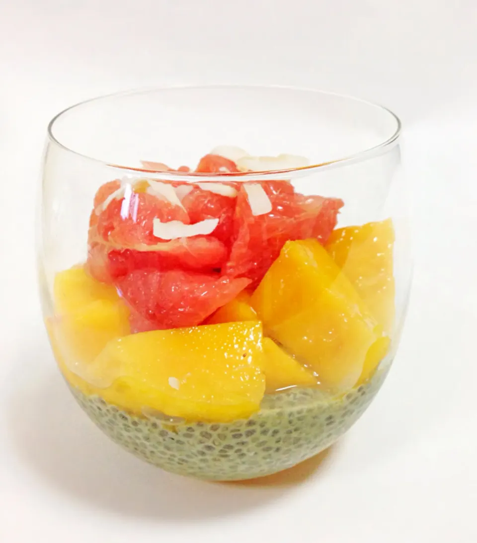 Matcha chia pudding with mango, pink grapefruit and coconut flakes|coxiella24さん