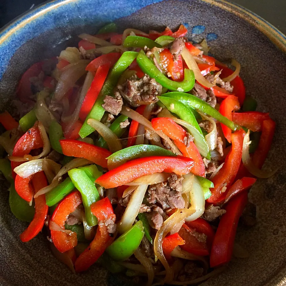 Snapdishの料理写真:牛肉とパプリカのオイスターソース炒め / Stir fried beef and  bell pepper in oyster sauce|NozomiSさん