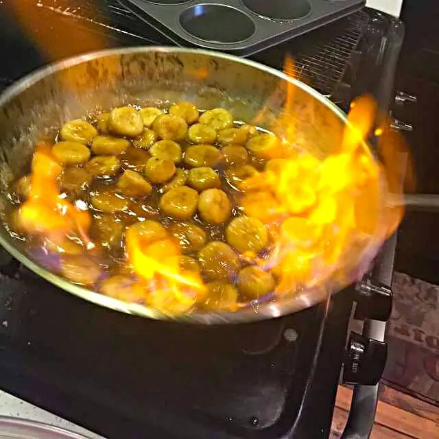 Carmelized bananas with rum for bananas Foster|CHUENCHAIさん