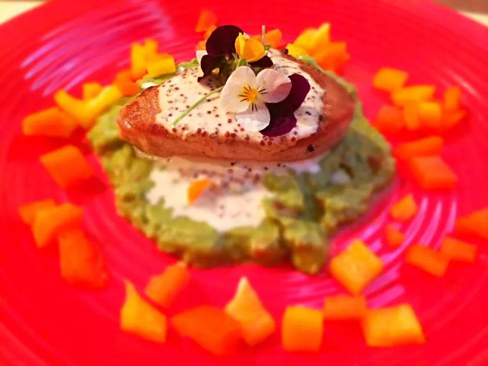 Tuna steak on guacamole with mustard ponzu mayonnaise.|Akiko Nishimaeさん