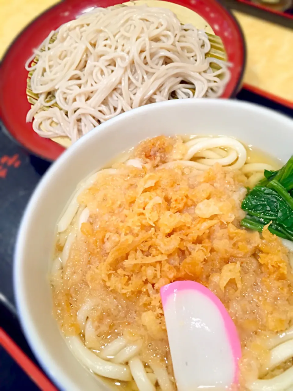 Snapdishの料理写真:暖かいたぬきうどんともりそば。オーダーしたときに店員が驚いた顔をしていたよ（笑）|Tomyさん