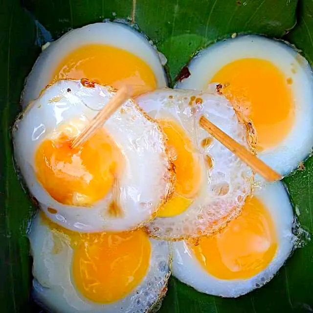 fried quail eggs on banana leaf|CHUENCHAIさん