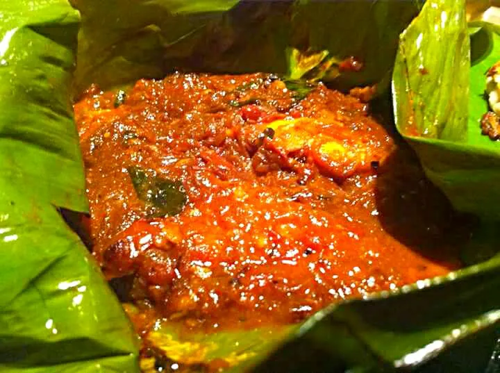 pearl spot fish in tomato sauce wrapped in banana leaf|CHUENCHAIさん