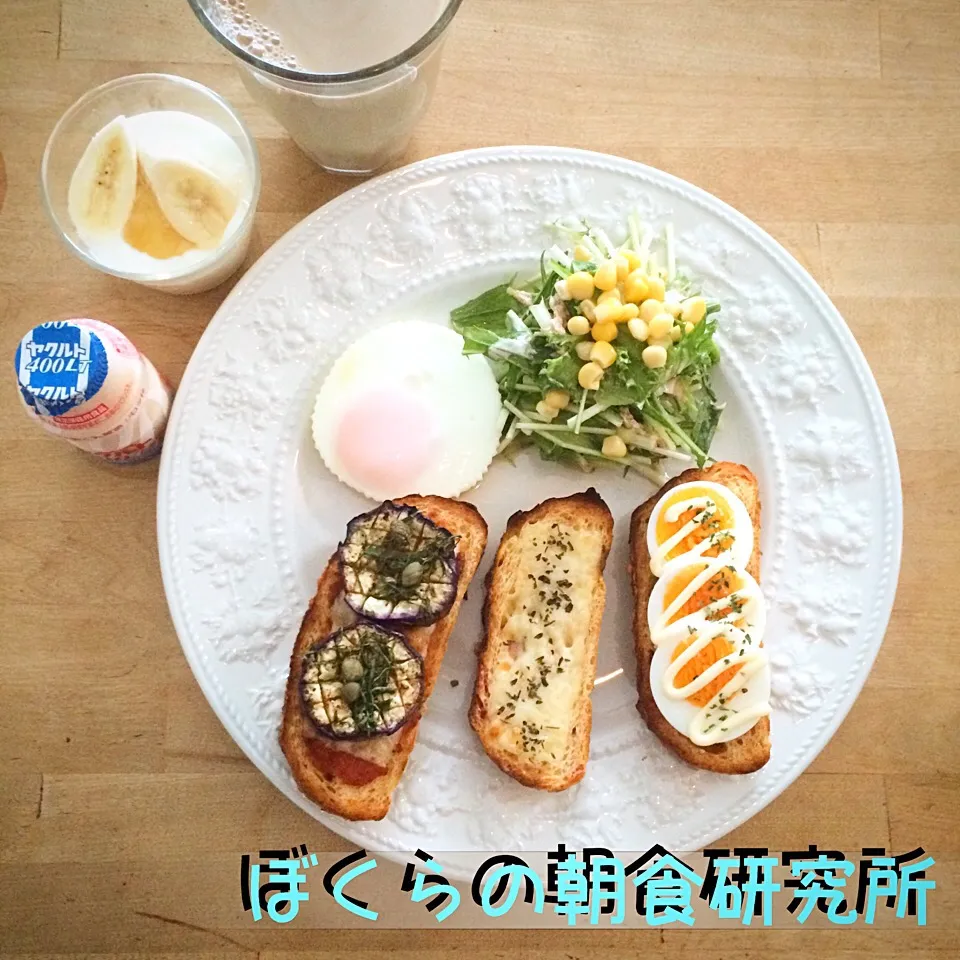 難病！潰瘍性大腸炎を楽しむ！ぼくらの朝食研究所。 おはようございます。 昨日は体調が最悪状態で1日病院と布団の中におりました。 考えてみたら…ぼくはやっぱり病人なんだと認識した日でした（笑）さて、回復！！ 今日も朝から取材対応なので…お一人様朝食。 本日は、ニンニクなしのブルスケッタ3種、目玉焼き、水菜のクタクタサラダ|食キングさん