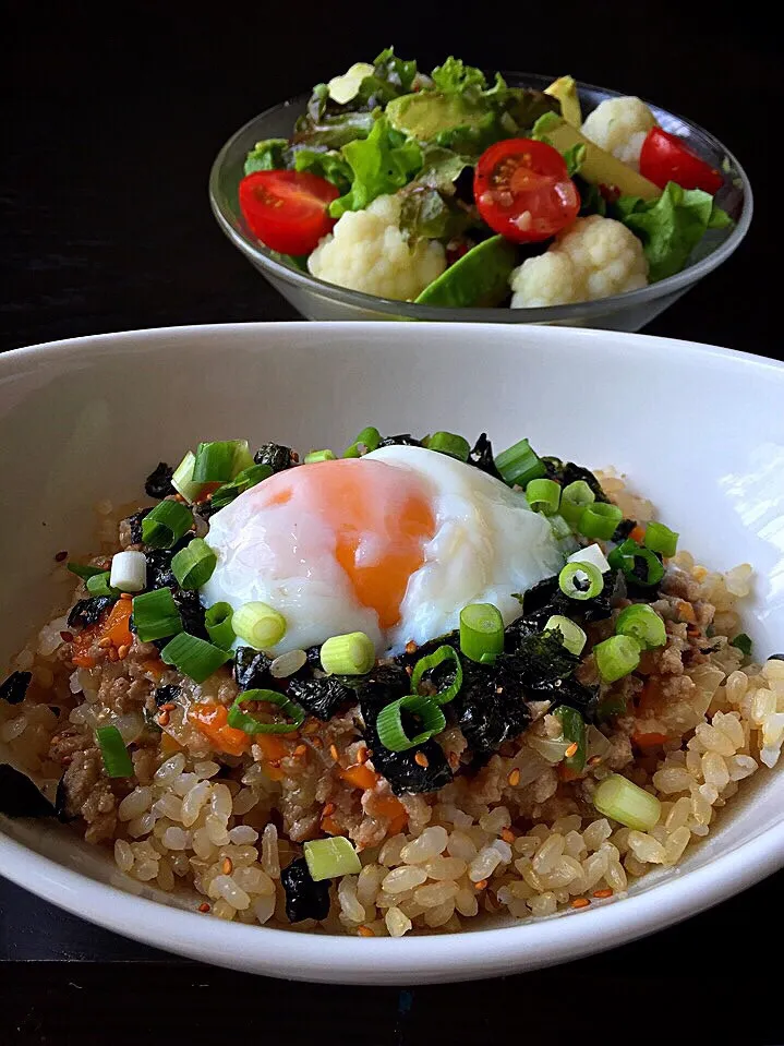 ⭐️とろみ味噌そぼろ丼 ⭐️野菜サラダ ピリ辛オニオンドレッシング|よっちぃさん