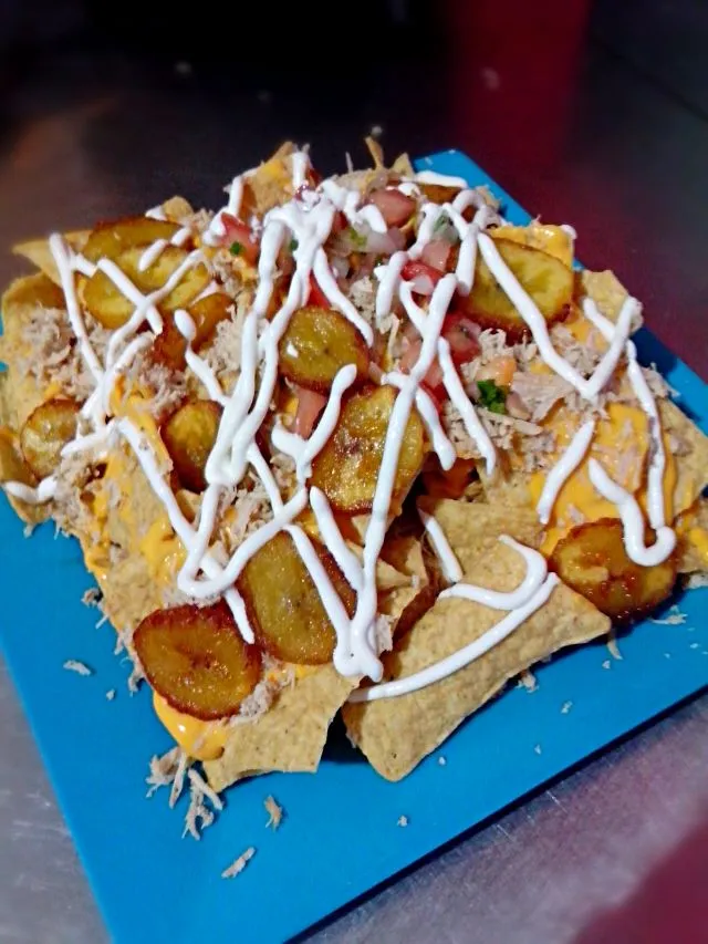 Snapdishの料理写真:nachos de pollo con pico de gallo y amarillitos|Abelさん