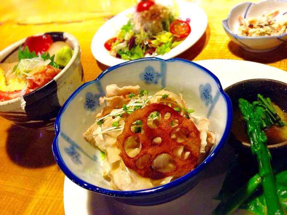 日替わりランチ  豚しゃぶごまだれ  サラダ  小鉢  海鮮丼  味噌汁付き|砂雪さん