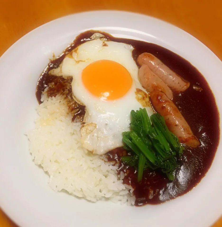 Snapdishの料理写真:(*´ω｀*) 目玉焼きほうれん草ソーセージのっけカレー ♪|Gigi Cafeさん