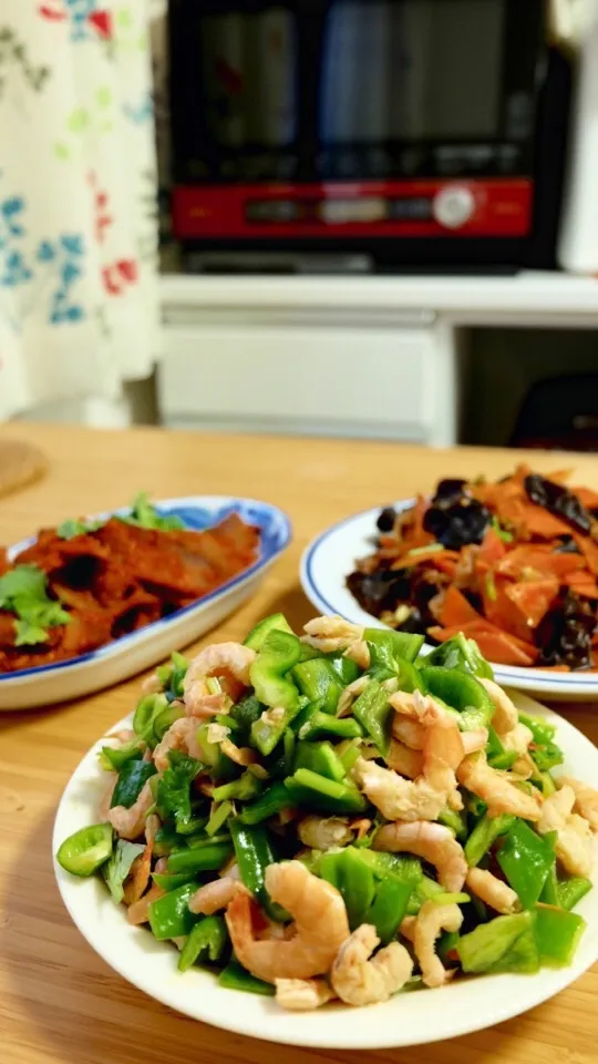 今夜の晩御飯:干し海老とピーマンの中華風サラダ、羊肉の野菜炒め物、|RyoMaさん