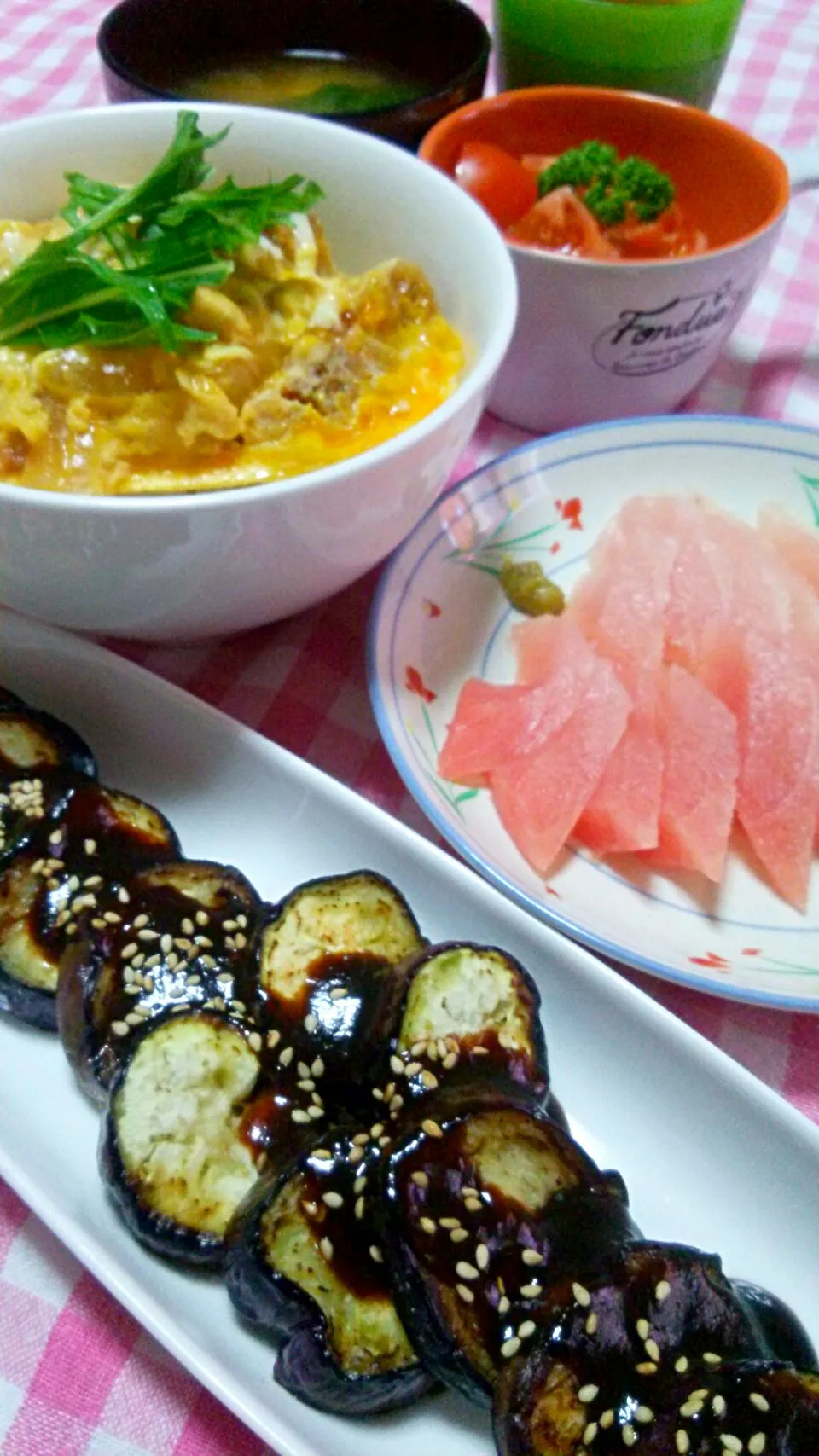 Snapdishの料理写真:カツ丼(鶏胸肉･新玉葱･卵･水菜)、焼きなす味噌かけ(白ごま)、びん長鮪刺身、トマトサラダ、お味噌汁(豆腐･ほうれん草)|まあるさん