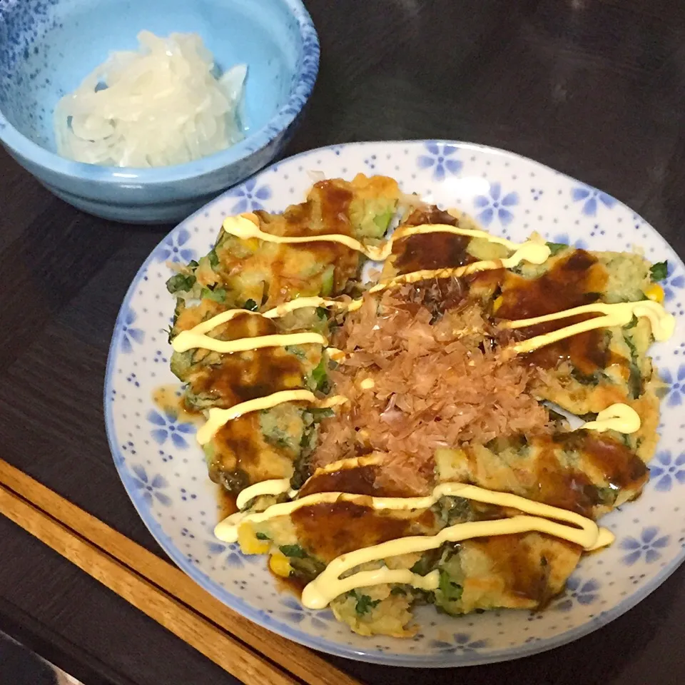 今日の晩ご飯は、ささみフレークとコーン入り小松菜のお好み焼き、酢玉ねぎ。|ゆえさん