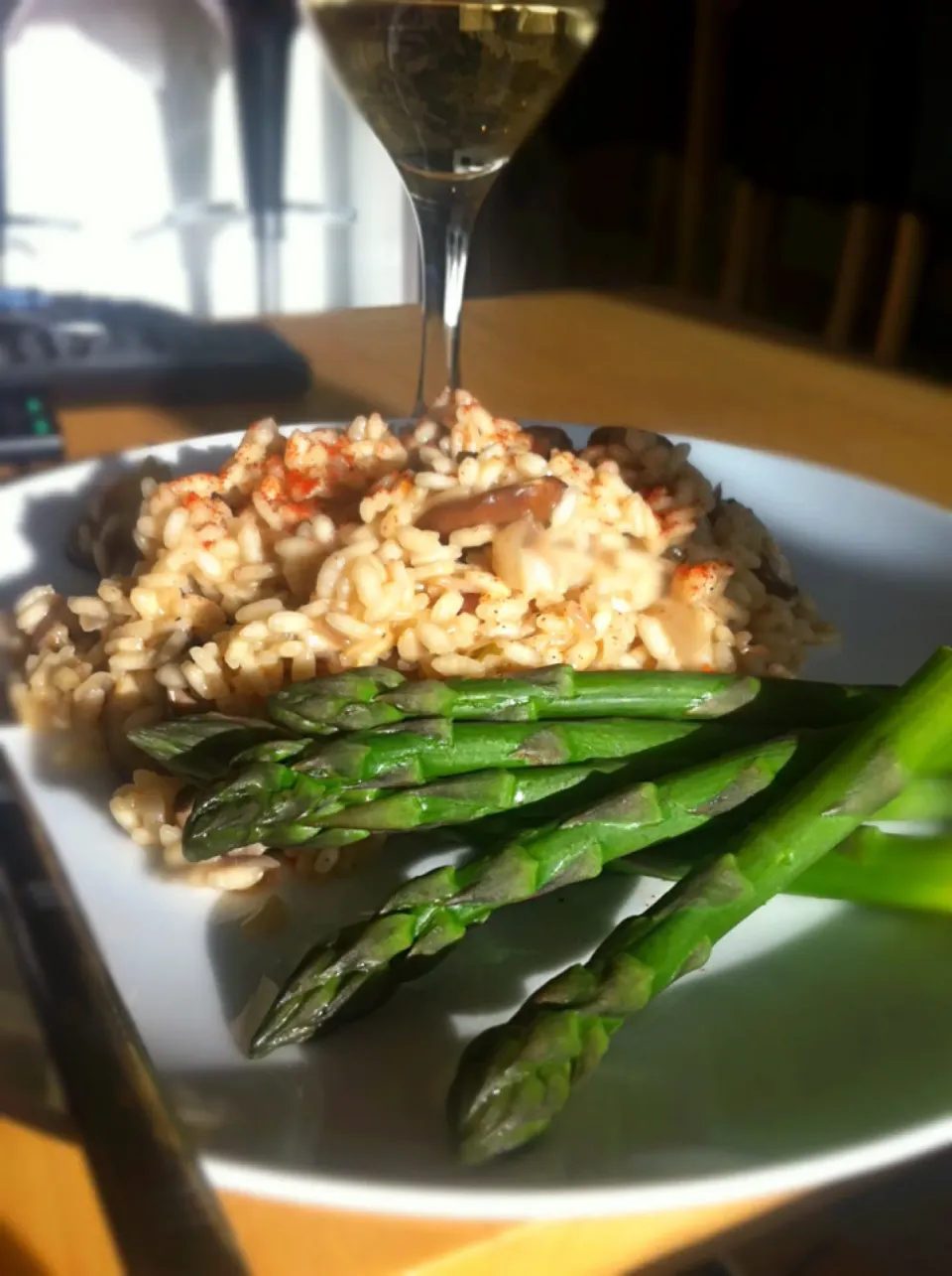 #Vegetarian dinner - mushroom risotto with asparagus and a small glass of wine.|🍓Jolejo🍓さん