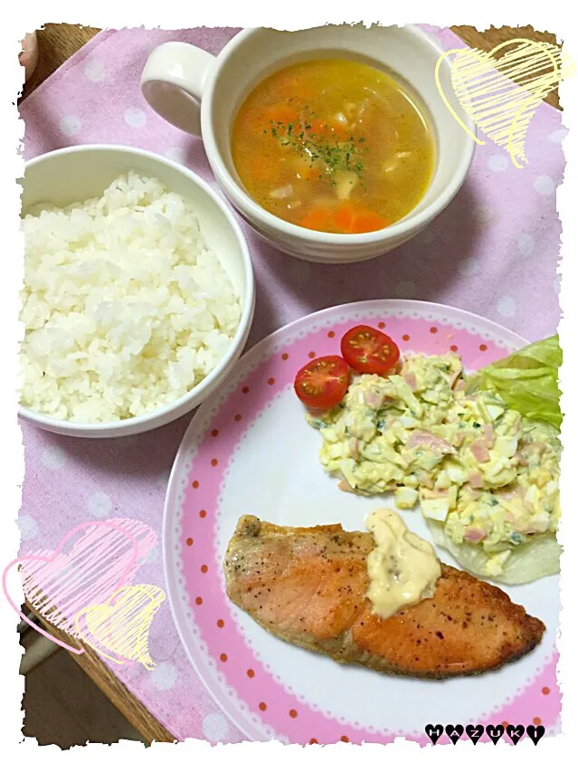 Snapdishの料理写真:5/20(水)晩ごはん♡鮭のムニエル  玉子サラダ  ご飯  玉ねぎとにんじんのチキンスープ|⁑葉月⁑さん