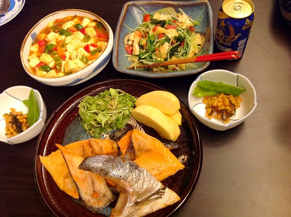 脂たっぷりの焼きシャケと野菜の煮物、炒め物|しもっち"もたれつさん