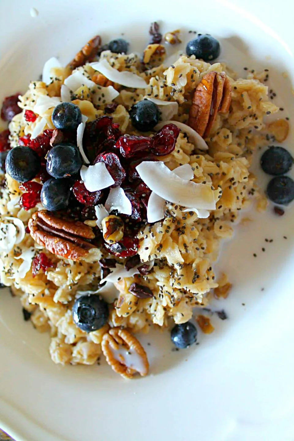 Indian Spiced Gluten Free Oatmeal.  Blueberries, Cranberries, Walnuts, Pecans, Coconut, Chia Seed, Cacao Chips, Almond Milk, ginger, cardamom, cinnamon, cloves,|lisaさん