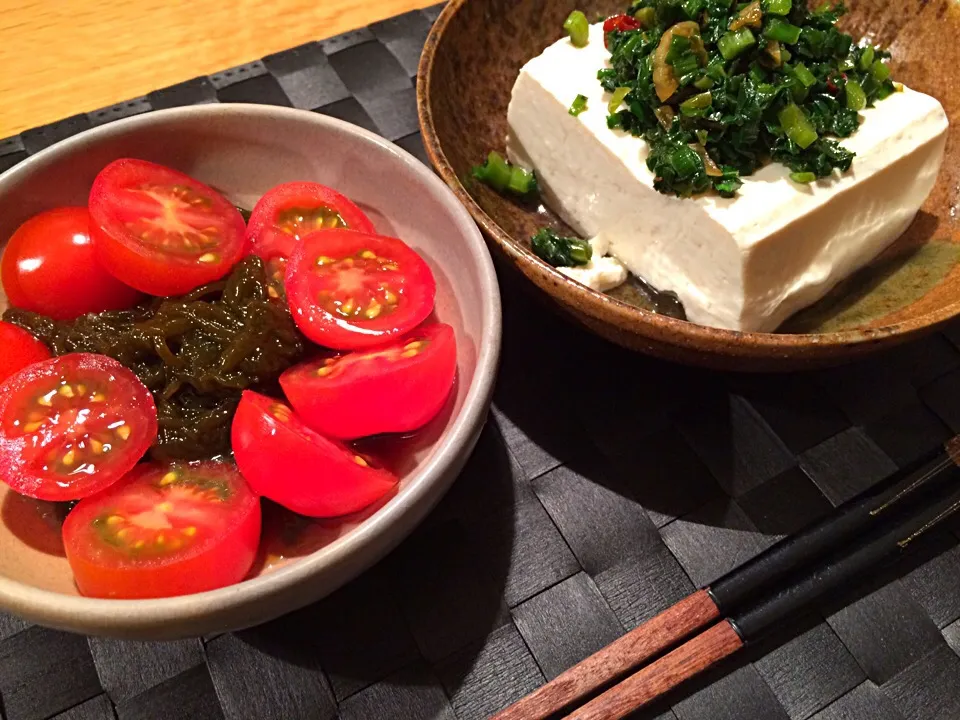 カミさん最近のマイブーム ニラにんにく鷹の爪のごま油炒め をあったかい豆腐にトッピング 😄トマトもずく とともに|doc3387さん