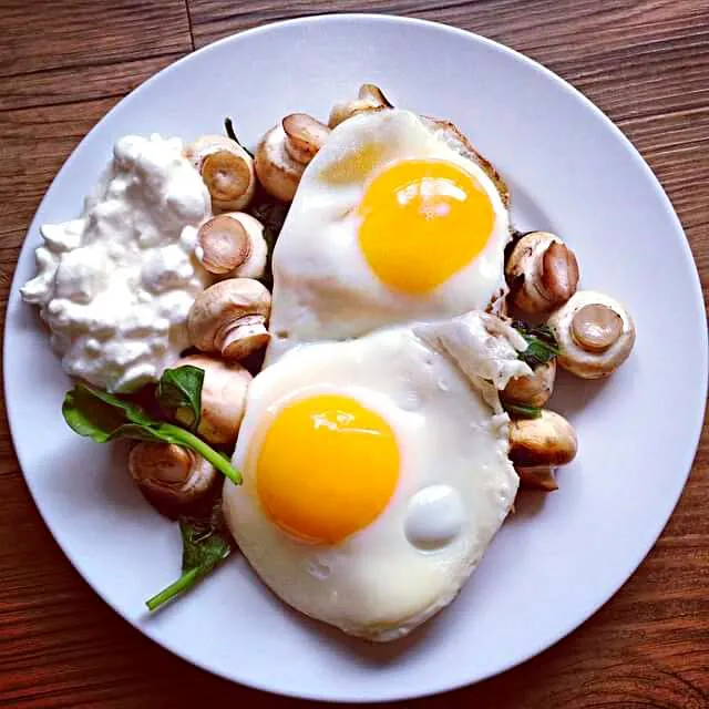 Snapdishの料理写真:spinach, mushrooms, cottage cheese , eggs|CHUENCHAIさん