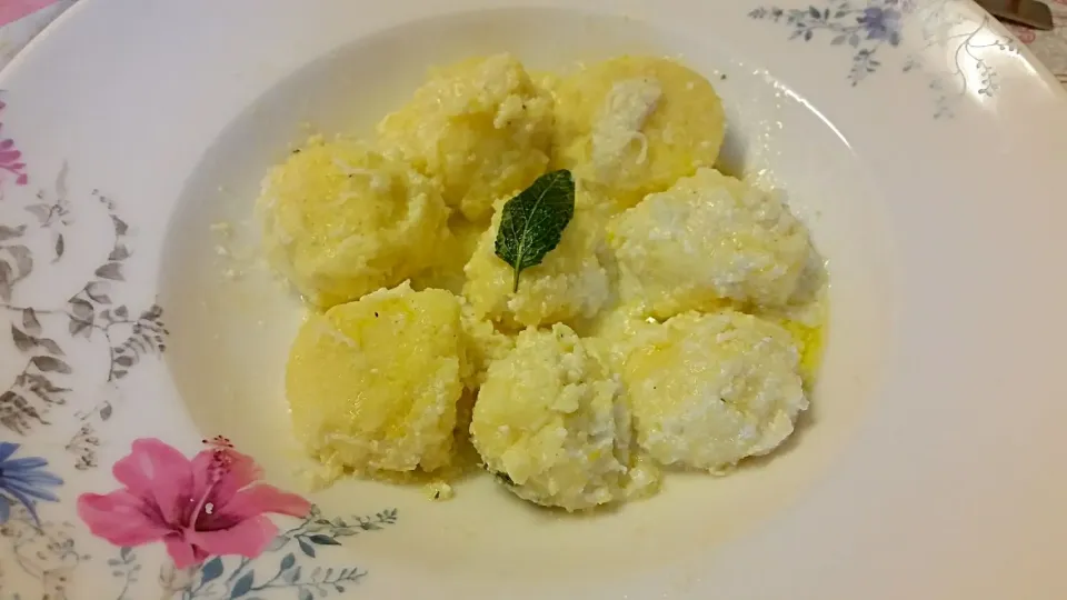 Gnudies made with Ricotta  and parmiggiano (recipe after Jamie Oliver) 
#ricotta
 #gnudi
 #recipe of jamie oliver|Najeskaさん