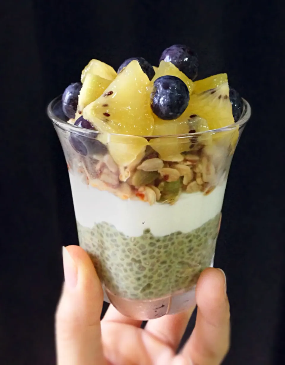 Matcha chia pudding with Greek yogurt, granola, golden kiwi and blueberries|coxiella24さん