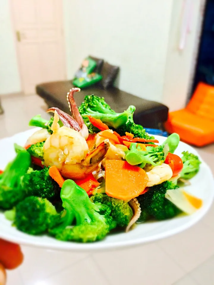 Stir fry brocoli sea food|wu lan lieさん