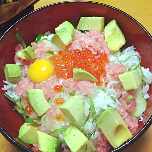 avocado, whitebait, salmonroe, quail egg, tuna|CHUENCHAIさん