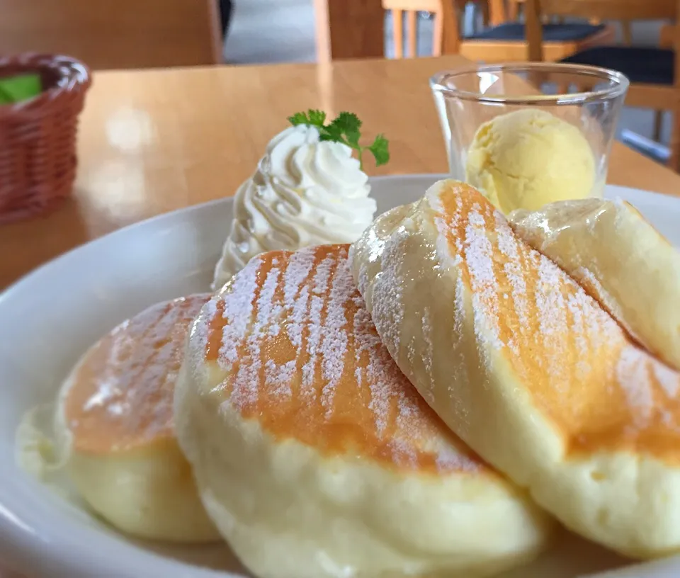 千歳、ルタオのハニープレーンパンケーキ。とろける美味しさに感動です(^-^)/|ギムレットさん