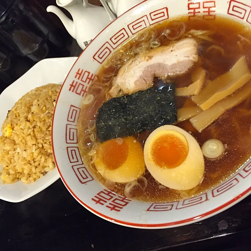 Snapdishの料理写真:味玉らーめん 半チャーハン付き@半チャンラーメンの店 つかさ|塩豚骨さん