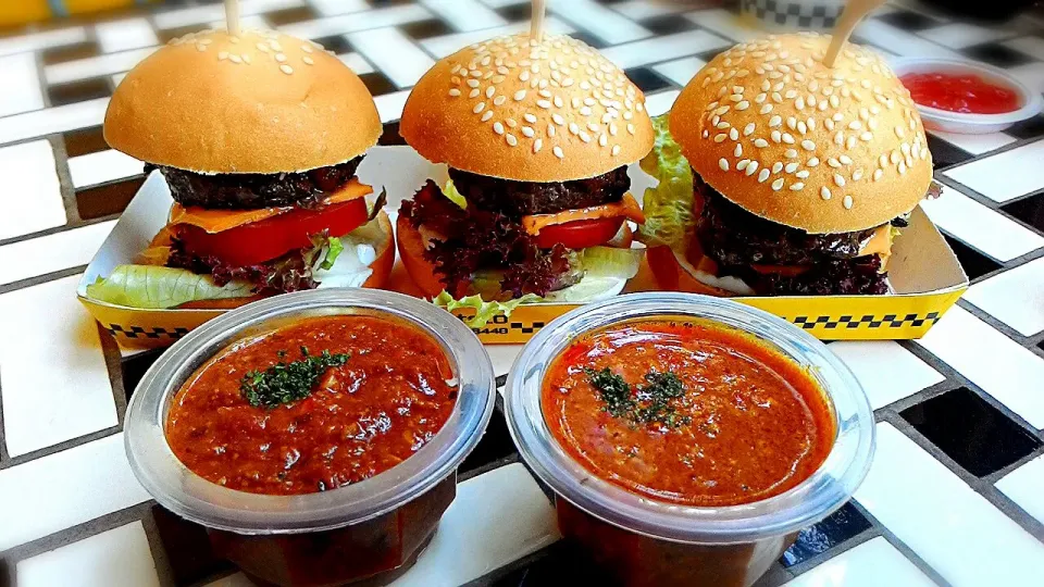 mini burger with Beef cumin sauce and Indian Curry sauce #Lunch #Dinner|Naked chefさん