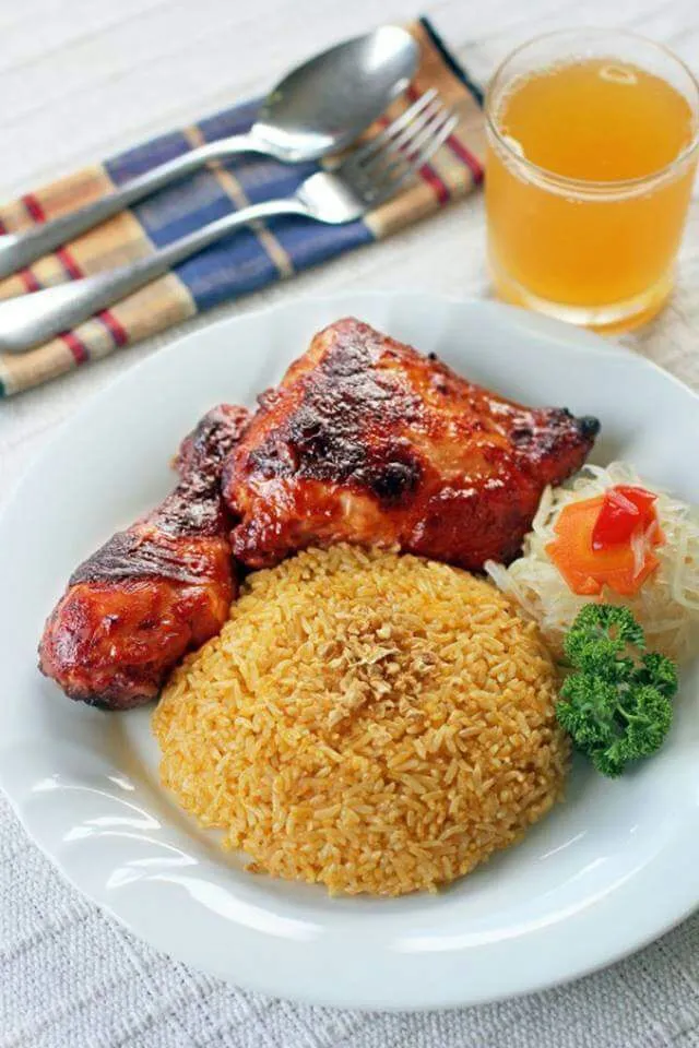 Chicken Barbeque w/friedrice & atchara|EriLorn foodtripさん