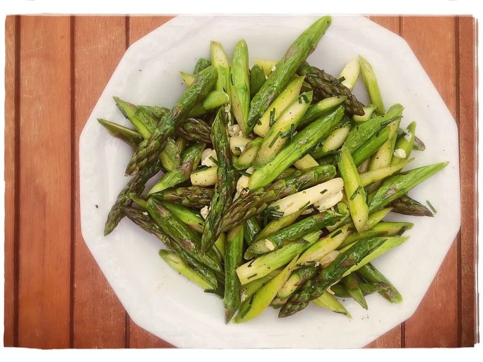 fried green asparagus with fresh garlic and spring onions 🍴|CatzeMDさん