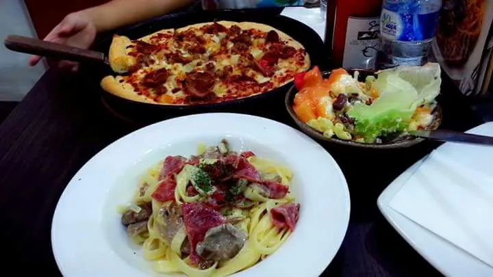 Meat lovers, beef ferrucini and salad|retty pbさん