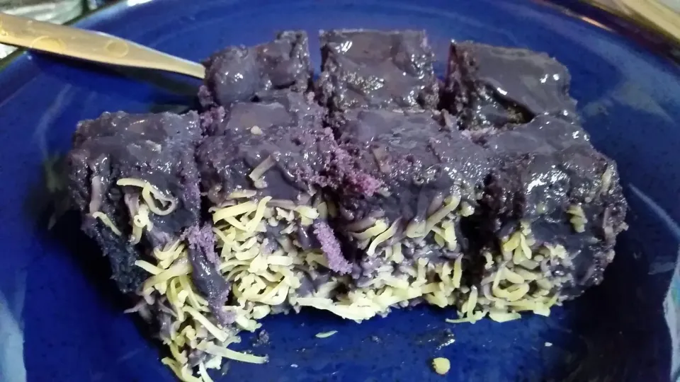 Ube Yema Cake #goldilocks|EriLorn foodtripさん