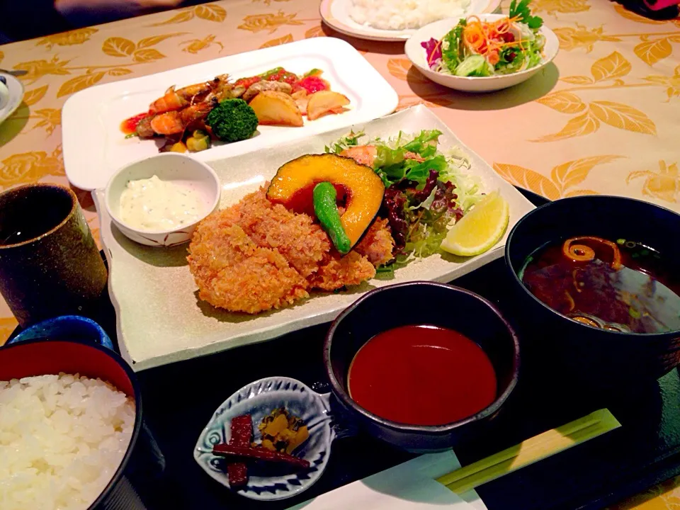 Snapdishの料理写真:#今日のランチ は、水族館で大名御膳   エビフライとヒレカツ|sono.kさん