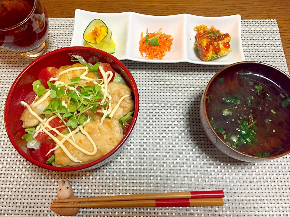 胸肉の甘酢丼、もずくスープ、かぼちゃサラダ、人参のマリネ、洋風オムレツ|みっこさん