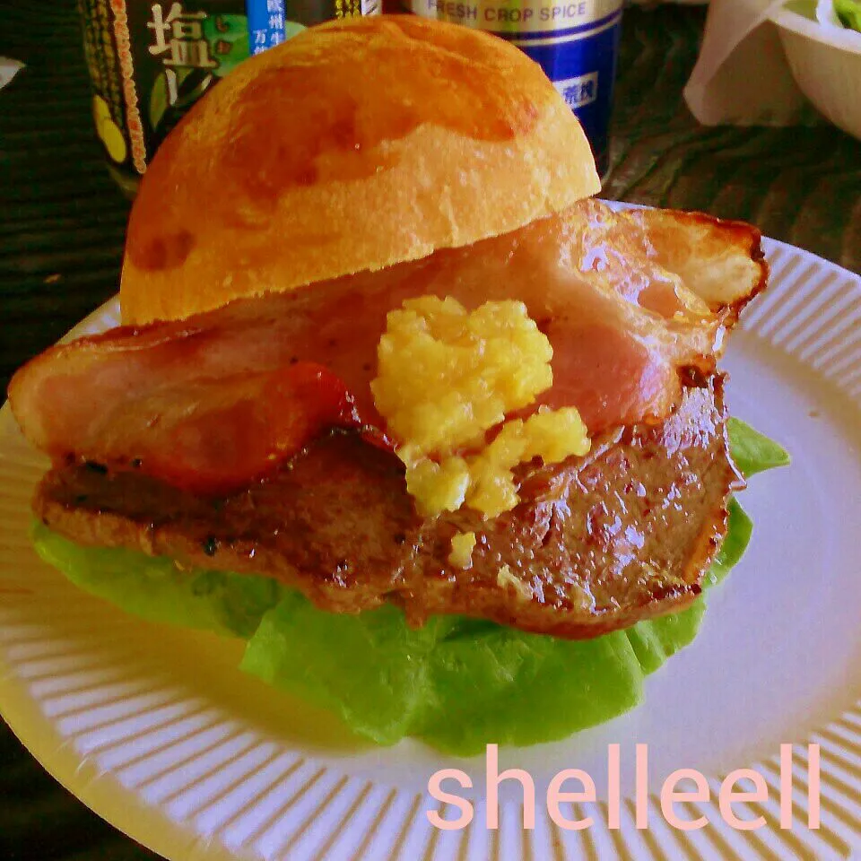 Snapdishの料理写真:バーベキューでステーキバーガー～(#^.^#)|シェリリンさん