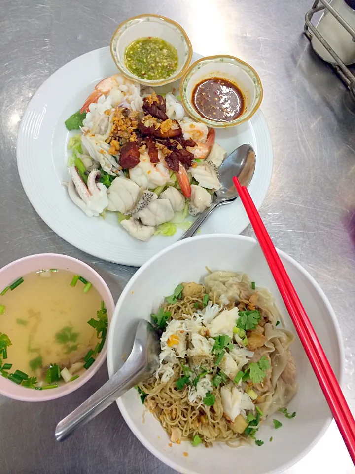 Egg noodle with Crab & Steamed Seafood@Ladprao 17|Chalinee Kalyanamitraさん