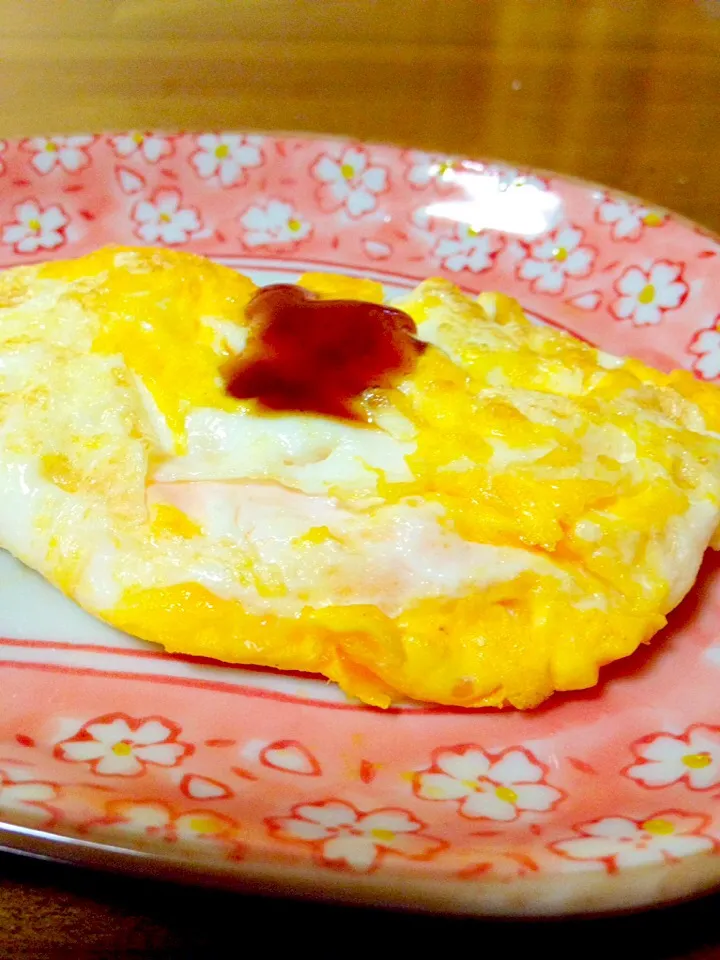 Snapdishの料理写真:潰し目玉焼き🍳カープソースで|まいりさん