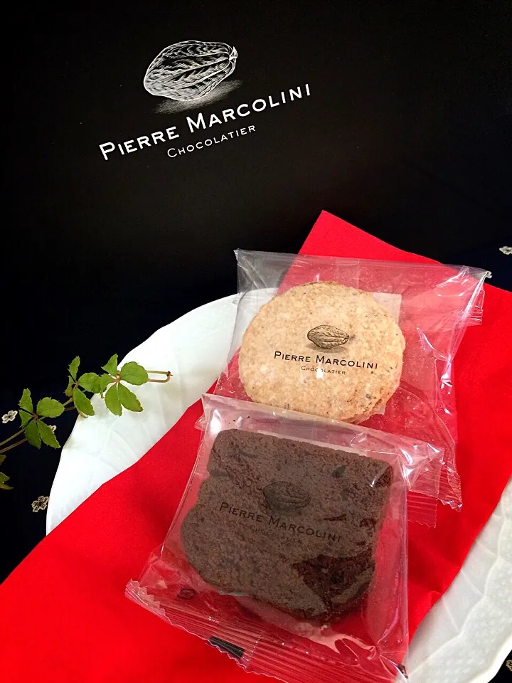 本日のデザート🍫💕
先日銀座でカツカツ👠✨
お買い物して来た大好物😋💕
PierreMarcoliniのDacquoise😆👍

#PierreMarcolini #Dacquoise #dessert #ginza #chocolate
#カツカツ倶楽部👠✨
#ピエールマルコリーニ #チョコレート #ダックワーズ  |chieさん