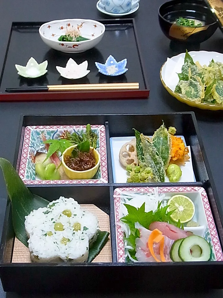 今晩は、松花堂（物相飯 青豆 茶葉、お造り二種 はまち 鯛 すだち、天ぷら てん茶新芽 蓮根 えんどう豆 空豆 人参、鰆塩焼 空豆甘煮 酢取り茗荷 胡麻和え 釘煮）、てん茶新芽のお浸し 糸がつお、玉子豆腐のすまし汁

伝統の「 本葦(ほんず)製法」を守る茶園、孫右ヱ門さんから「てん茶の新芽」が届きました。
http:/|akazawa3さん