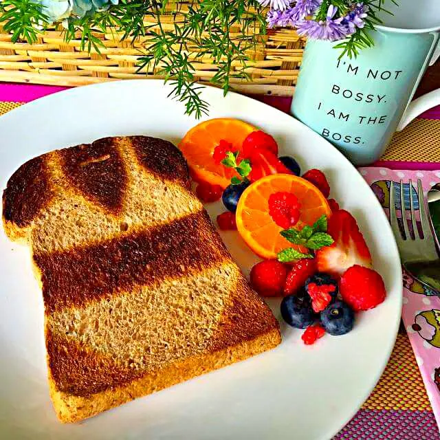 whole wheat bikini toast and fruit|CHUENCHAIさん